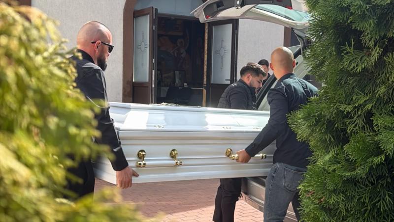 Primele imagini cu sicriul Mădălinei Apostol, depus la capelă. Detaliul observat pe crucea de la căpătâiul ei