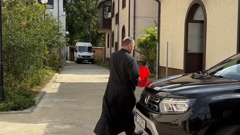 Primele imagini cu sicriul Mădălinei Apostol, depus la capelă. Detaliul observat pe crucea de la căpătâiul ei