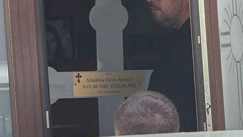Primele imagini cu sicriul Mădălinei Apostol, depus la capelă. Detaliul observat pe crucea de la căpătâiul ei