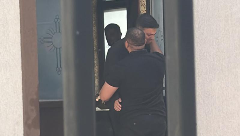 Primele imagini cu sicriul Mădălinei Apostol, depus la capelă. Detaliul observat pe crucea de la căpătâiul ei