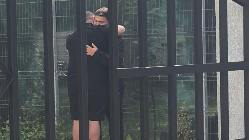 Primele imagini cu sicriul Mădălinei Apostol, depus la capelă. Detaliul observat pe crucea de la căpătâiul ei