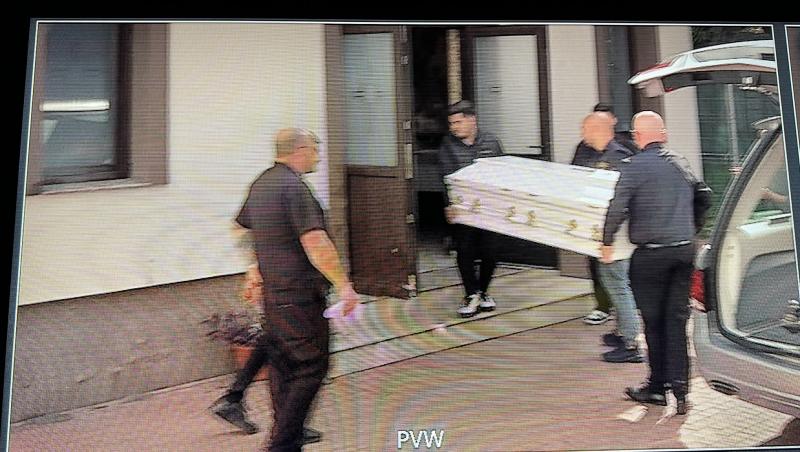 Nick Rădoi a ajuns la capela unde este depusă Mădălina Apostol. Primele imagini cu omul de afaceri, în doliu