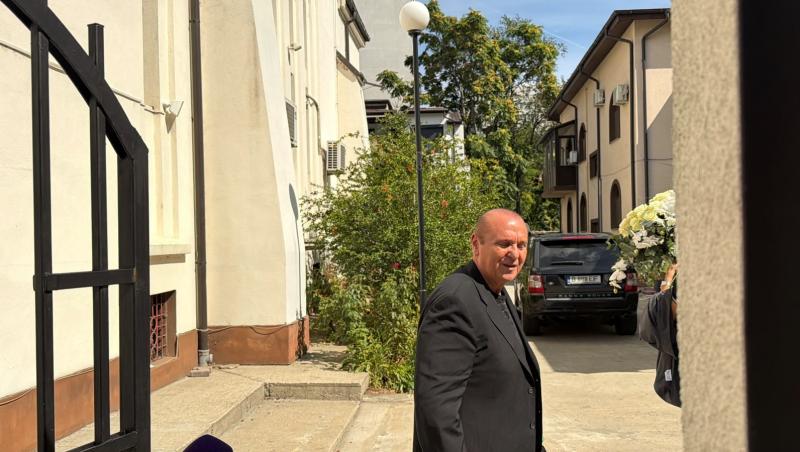 Nick Rădoi a ajuns la capela unde este depusă Mădălina Apostol. Primele imagini cu omul de afaceri, în doliu