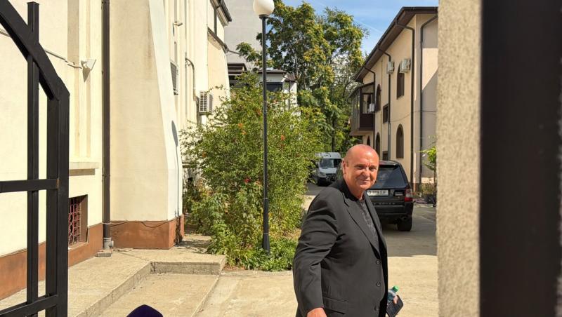 Nick Rădoi a ajuns la capela unde este depusă Mădălina Apostol. Primele imagini cu omul de afaceri, în doliu