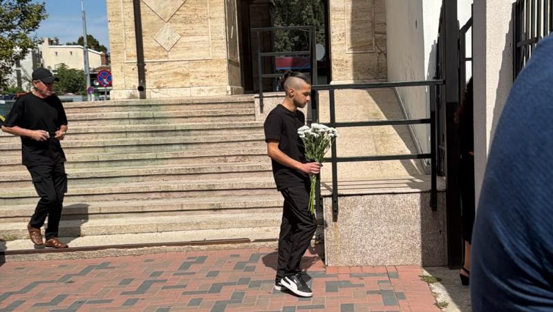 Exclusiv | Primele imagini cu mama Mădălinei Apostol. Femeia a avut nevoie de ajutor pentru a ajunge la căpătâiul fiicei sale