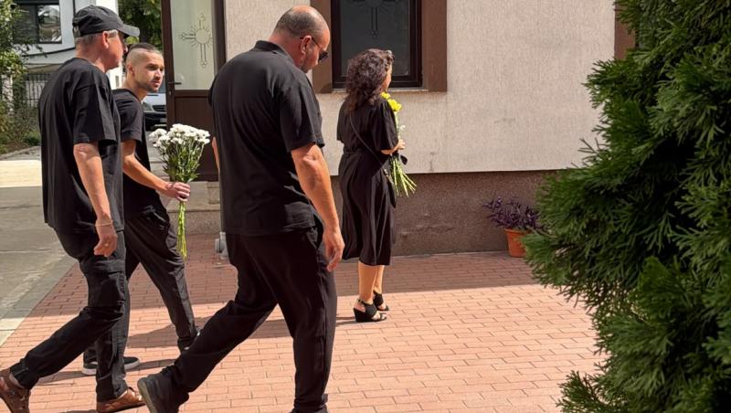 Exclusiv | Primele imagini cu mama Mădălinei Apostol. Femeia a avut nevoie de ajutor pentru a ajunge la căpătâiul fiicei sale
