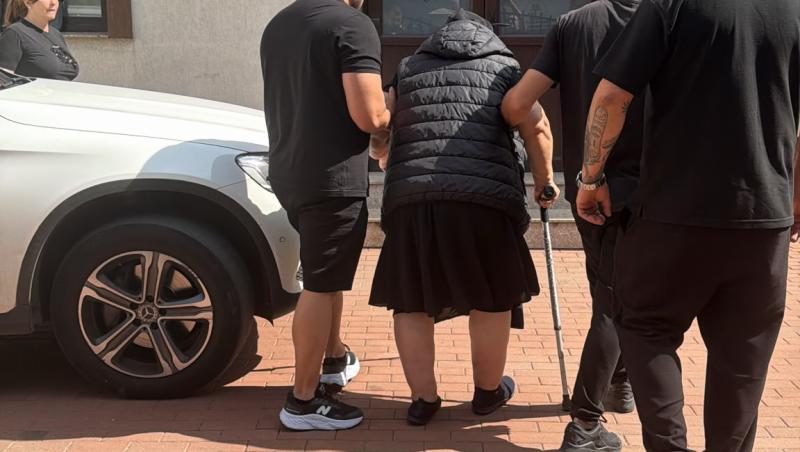 Exclusiv | Primele imagini cu mama Mădălinei Apostol. Femeia a avut nevoie de ajutor pentru a ajunge la căpătâiul fiicei sale