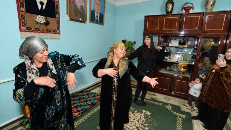 Asia Express, 15 septembrie. Cum a reacționat Mirela Retegan c&acirc;nd a &icirc;mbrăcat portul tradițional din Uzbekistan: &bdquo;Mă simțeam ca&hellip;&rdquo;
