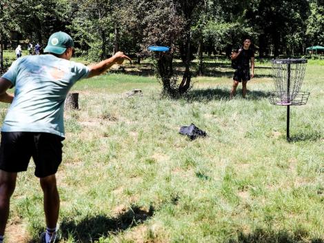 Ce este și cum se practică disc golf. Un sport apărut și &icirc;n Rom&acirc;nia din 2021. Unde te poți juca &icirc;n fiecare zi
