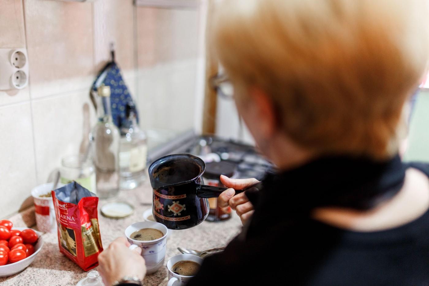 De ce să pui un borcan cu zaț de cafea &icirc;n frigider. Trucul simplu care rezolvă o problemă frecventă