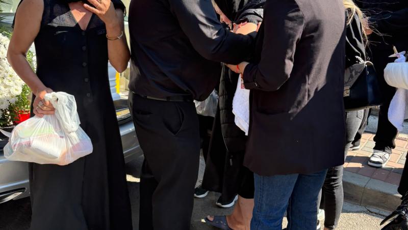 Mădălina Apostol, condusă pe ultimul drum de mama și copiii ei. Imagini emoționante de la funeralii