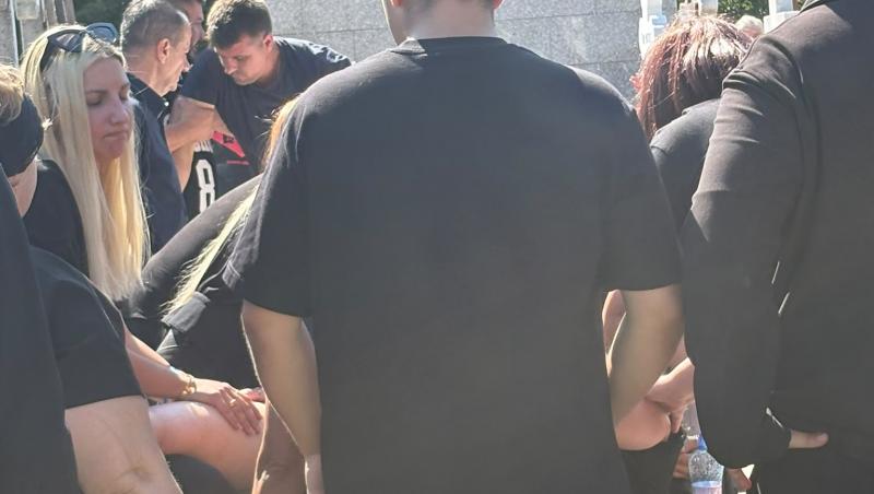 Mamei Mădălinei Apostol i s-a făcut rău la înmormântarea fiicei sale. Ambulanța intervine de urgență