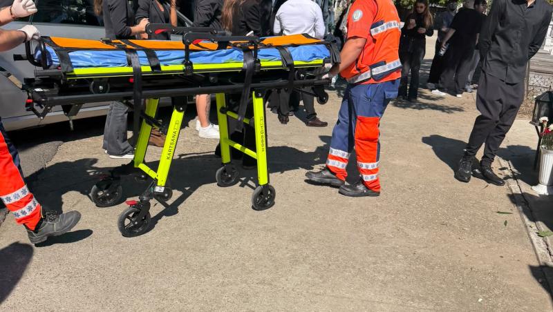Mamei Mădălinei Apostol i s-a făcut rău la înmormântarea fiicei sale. Ambulanța intervine de urgență