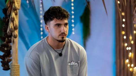 &bdquo;Ea insistă să țină locul ocupat&rdquo;. Mesajul transmis de Remi la primul bonfire al băieților de la Insula Iubirii