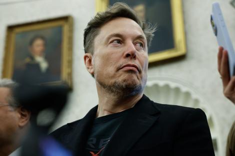 Cum l-a &icirc;nfruntat o rom&acirc;ncă pe Elon Musk. Inițialele ei erau gravate pe bateriile Tesla, dar s-a luptat ani &icirc;ntregi cu firma