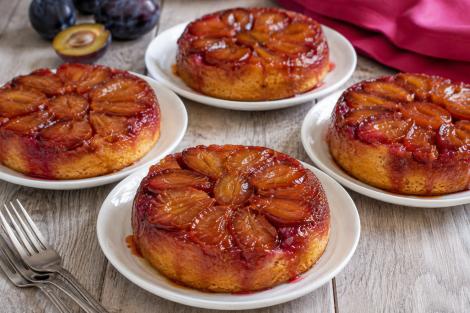 Prăjitură răsturnată cu prune.Rețeta unui desert aromat cu fructe caramelizate