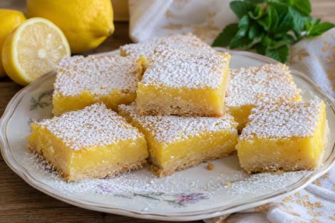 Lemon Bars. Rețetă de prăjitură cu lăm&acirc;ie, fragedă și cremoasă