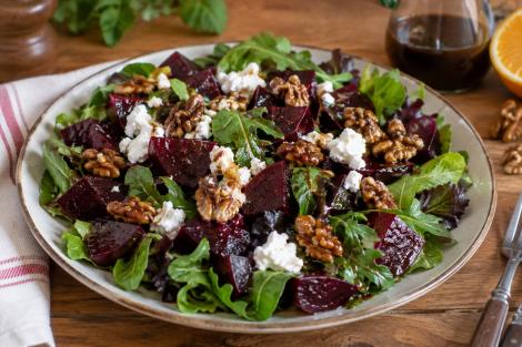 Salată de sfeclă roșie cu br&acirc;nză de capră, nuci caramelizate și dressing de portocale