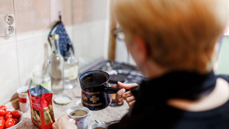 imagine cu o femeje preparand o cafea