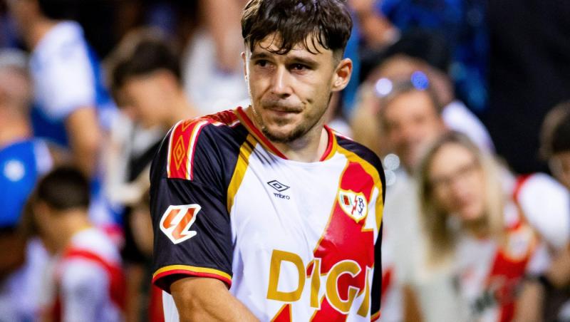 În spatele fundașului de la Rayo Vallecano, devenit unul dintre cei mai cunoscuți fotbaliști români ai momentului, se află însă o poveste care începe departe de marile stadioane.