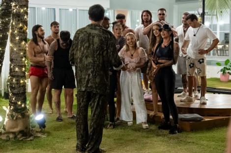 Radu V&acirc;lcan aduce emoții &icirc;n vila fetelor. Doar două vor participa la bonfire: &bdquo;&Icirc;mi iese inima din piept&rdquo;