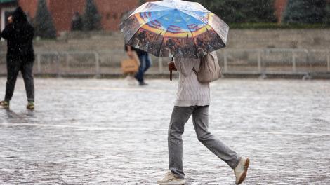 Se schimbă vremea &icirc;n Rom&acirc;nia. C&acirc;nd scad temperaturile p&acirc;nă la 15 grade și ce regiuni sunt lovite de ploi