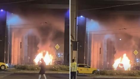 O mașină a luat foc &icirc;n fața Gării de Nord din București. Imaginile surprinse de trecători au ajuns pe internet