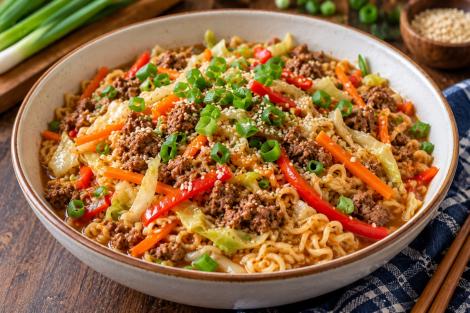 Ramen cu carne de vită și legume. Rețetă reinterpretată pentru a fi gătită &icirc;ntr-un singur vas