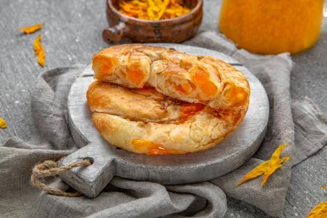 Rețeta mai puțin sofisticată de plăcintă cu dovleac a bunicii. Cu ingrediente simple, dar atent alese vei avea un preparat perfect