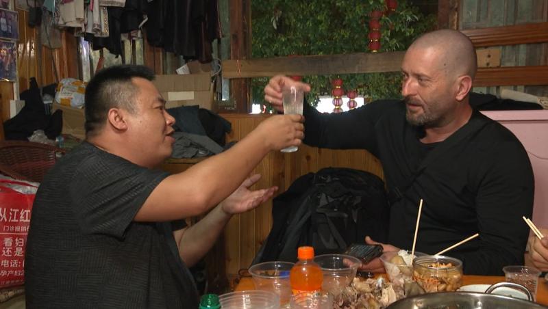 Ce au primit de mâncare concurenții de  la Asia Express la gazdele din China! Ce a făcut Cheloo. Azi, de la 20:30, la Antena 1