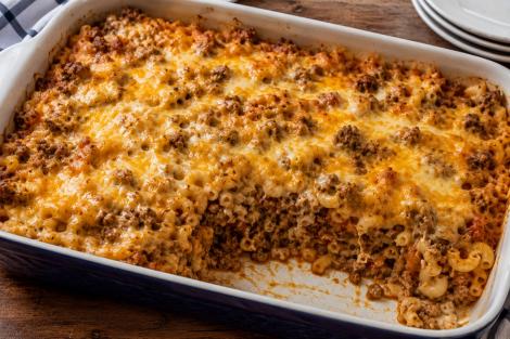 Cheesburger la caserolă. Rețetă cu carne de vită, paste și multă br&acirc;nză