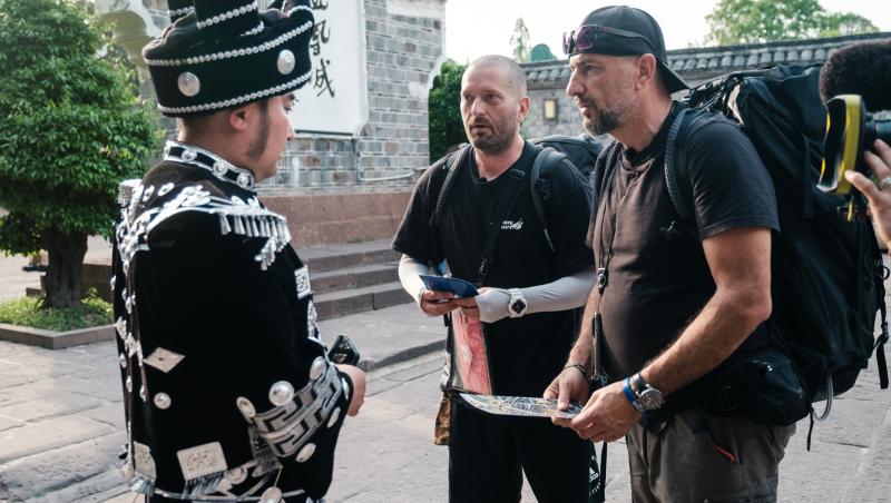 poză cu cheloo si mihai ban la asia express