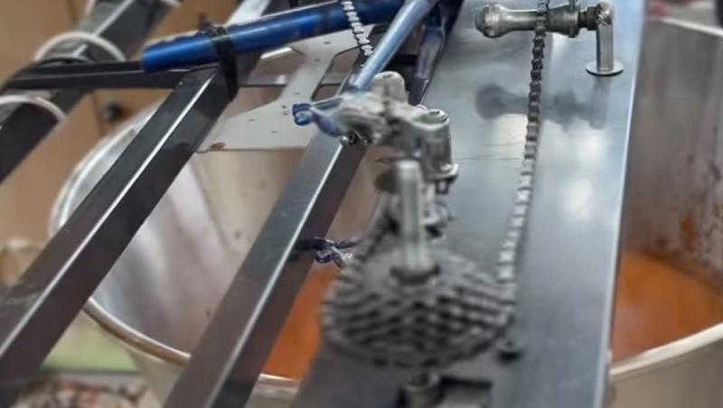 Un român s-a săturat să învârtă în zacuscă și a inventat o mașinărie care face treaba în locul lui