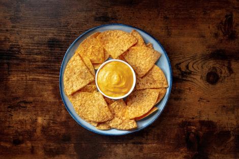 Cea mai bună rețetă de sos de br&acirc;nză pentru nachos. E gata rapid și merge perfect c&acirc;nd te uiți la Insula Iubirii X