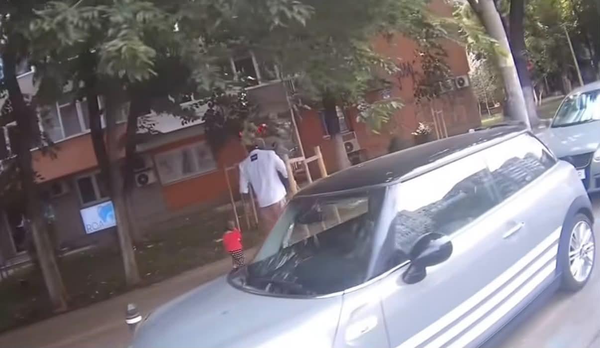 Un copil a fost găsit de un scuterist pe prima bandă a unui bulevard circulat din București