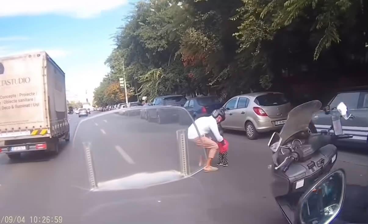 Un copil a fost găsit de un scuterist pe prima bandă a unui bulevard circulat din București
