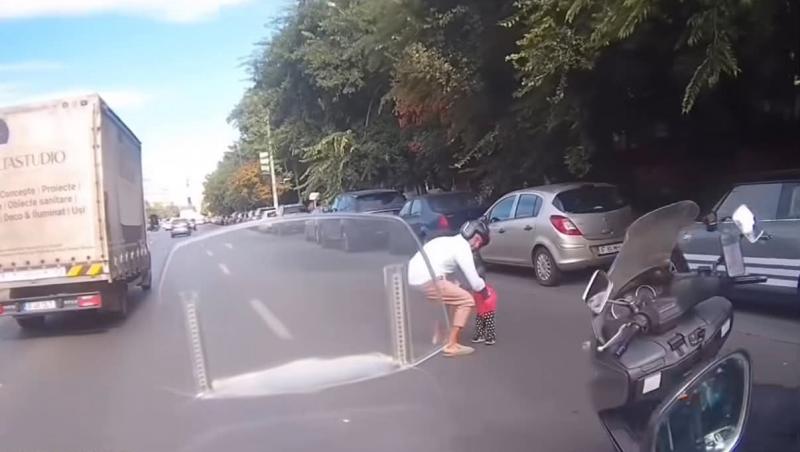 Un copil a fost găsit de un scuterist pe prima bandă a unui bulevard circulat din București