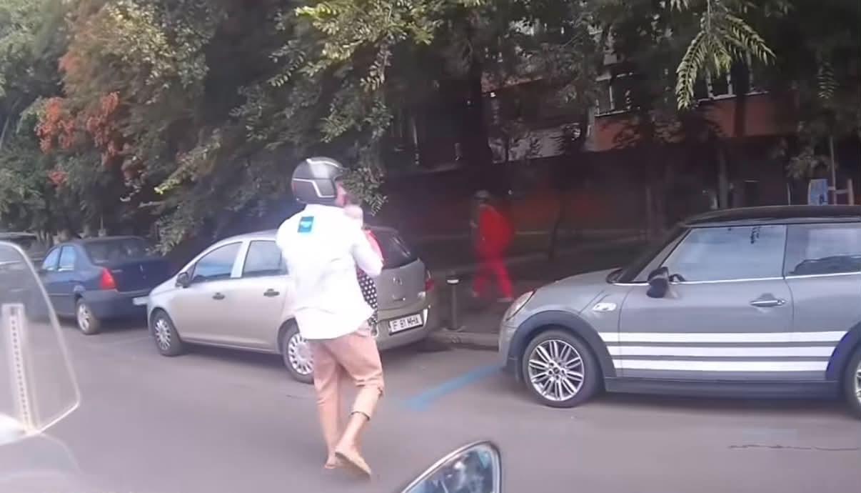 Un copil a fost găsit de un scuterist pe prima bandă a unui bulevard circulat din București