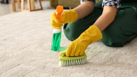Ingredientul banal care poate &icirc;mprospăta culorile covorului. Trucul bunicilor care merită readus &icirc;n atenție