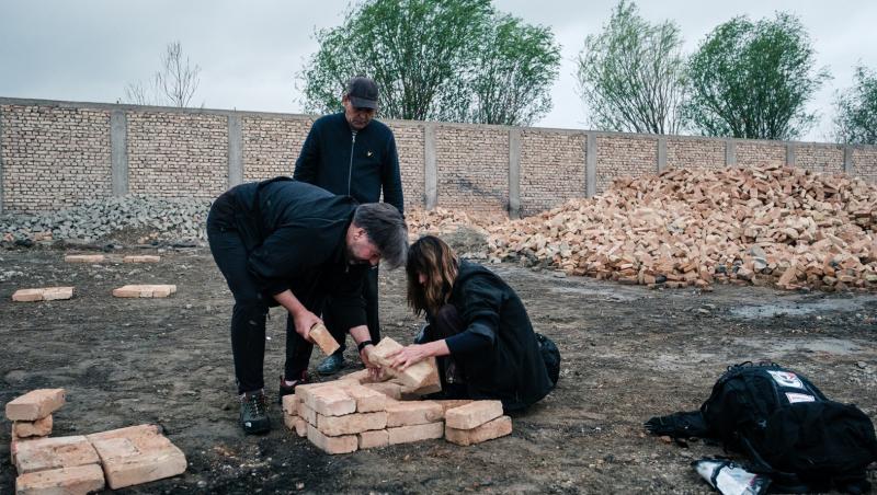 Diseară, ploaia schimbă totul la Asia Express – Drumul Mătăsii. Concurenții, puşi la grea încercare într-o fabrică de cărămizi