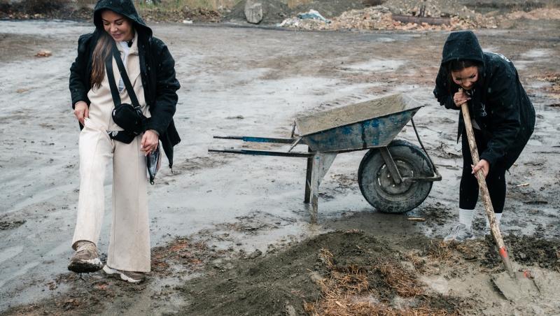 Diseară, ploaia schimbă totul la Asia Express – Drumul Mătăsii. Concurenții, puşi la grea încercare într-o fabrică de cărămizi