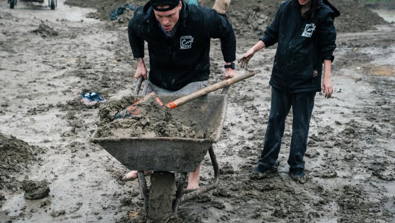 Diseară, ploaia schimbă totul la Asia Express – Drumul Mătăsii. Concurenții, puşi la grea încercare într-o fabrică de cărămizi
