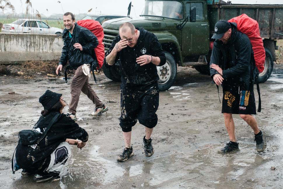 Diseară, ploaia schimbă totul la Asia Express &ndash; Drumul Mătăsii. Concurenții, puşi la grea &icirc;ncercare &icirc;ntr-o fabrică de cărămizi