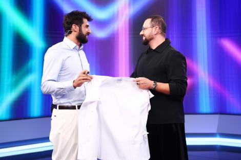 Chef Richard Abou Zaki a atras toate privirile la Furnicuțele! Detaliul neașteptat din ținuta lui. Ce purta, de fapt, &icirc;n picioare