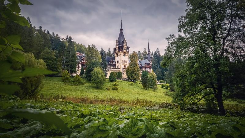 Sinaia aduce laolaltă muntele și arhitectura regală și poate fi una dintre cele mai accesibile variante pentru o escapadă de toamnă. Castelul Peleș rămâne punctul central al unei vizite, alături de Pelișor și Mănăstirea Sinaia