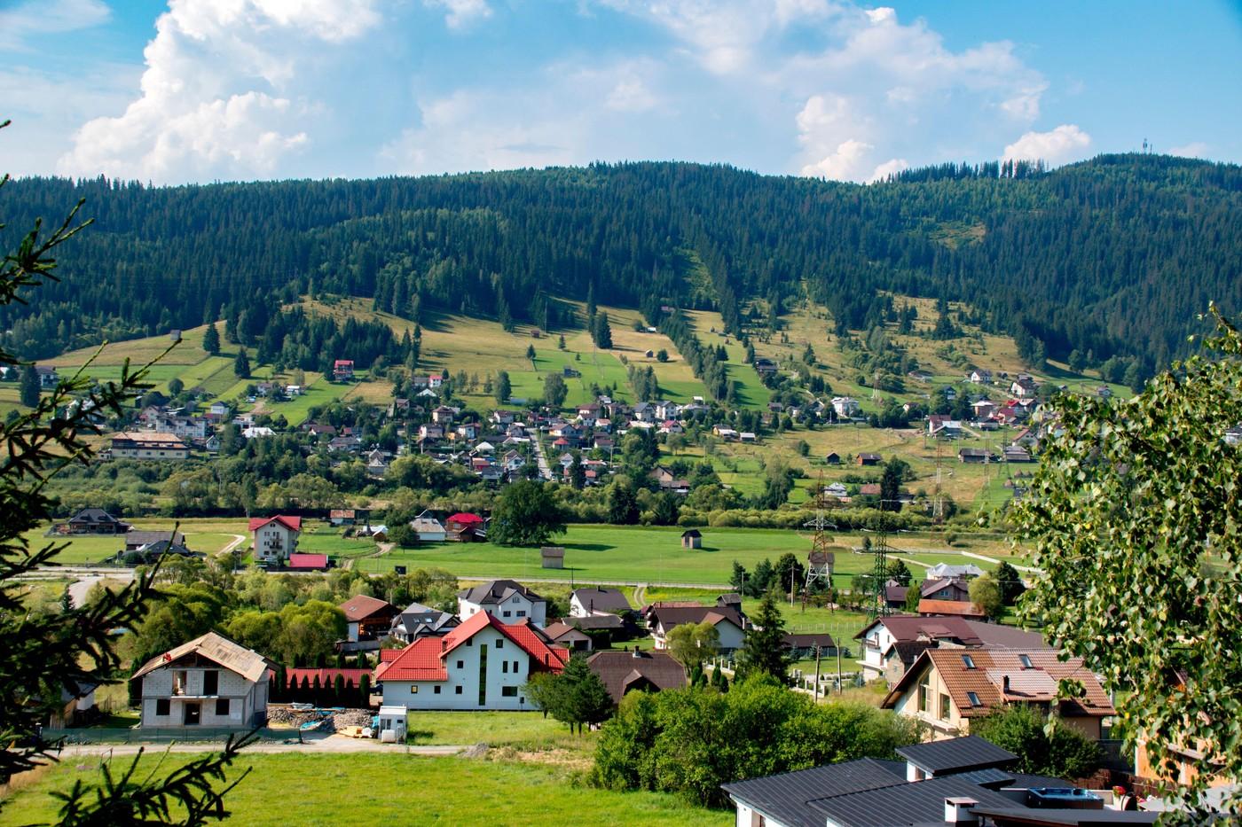 Bucovina este o regiune geografică istorică din nord-estul României, renumită pretutindeni pentru peisajele sale verzi și vălurite.