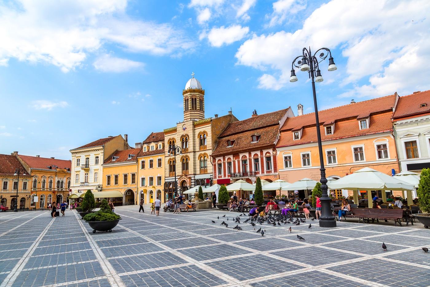 Biserica ortodoxă din Brașov într-o zi de vară, Transilvania, România