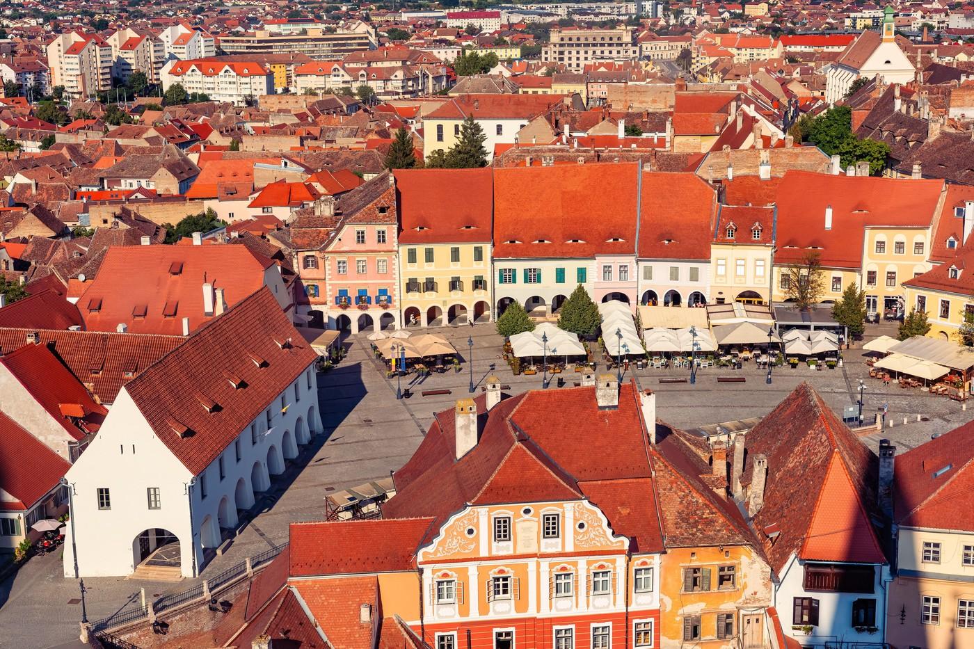 Vedere panoramică asupra pieței orașului Sibiu și a fațadelor istorice colorate din Transilvania, România.