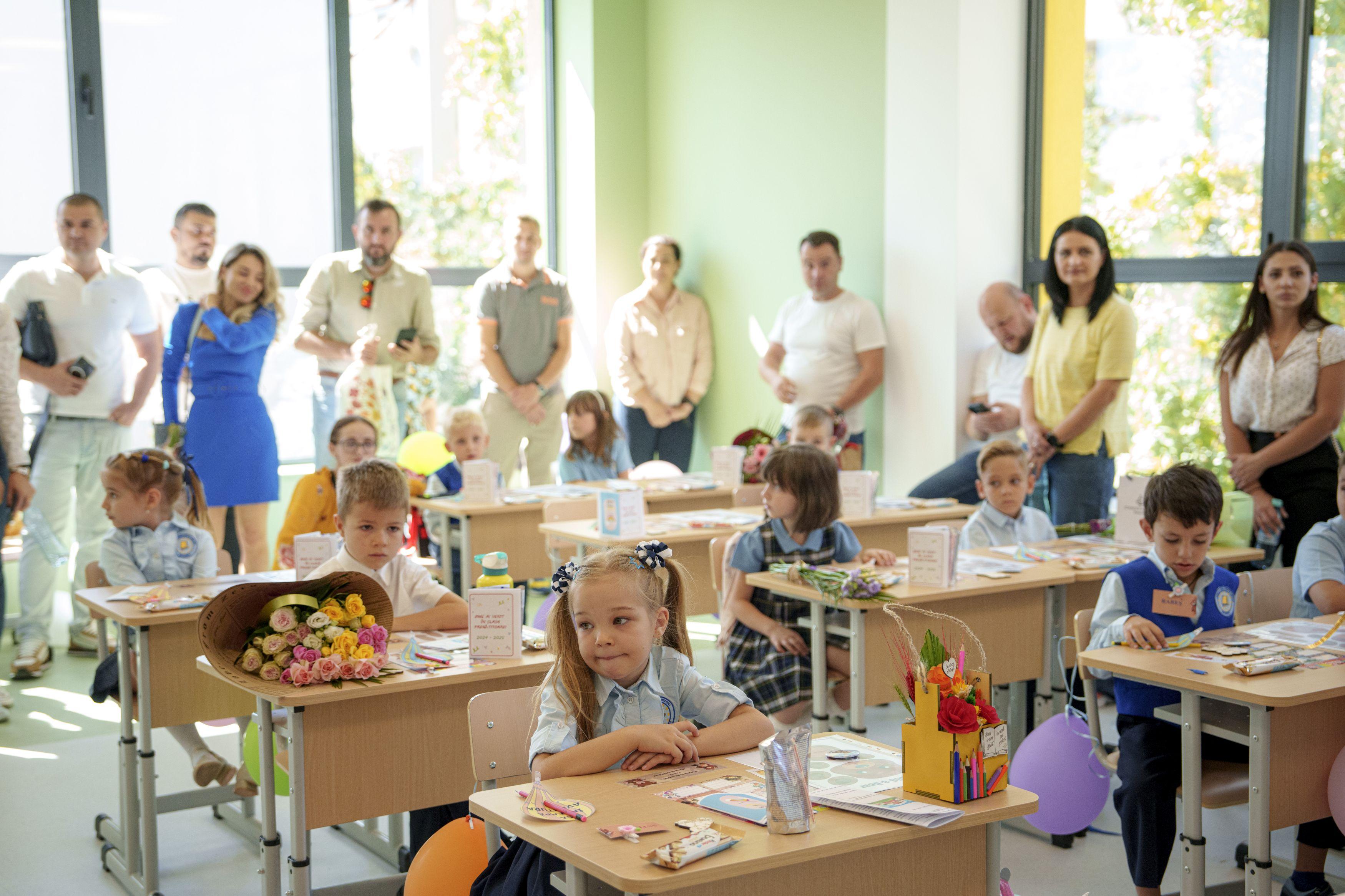 Municipiul din Rom&acirc;nia unde părinții nu mai trebuie să dea bani pentru fondul clasei. Ce li s-a cerut directorilor