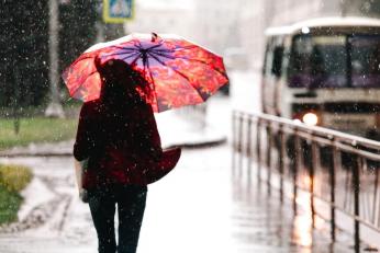 Meteorologii anunţă ploi, vânt şi precipitaţii. Ninsori în zonele de munte, unde se va depune strat de zăpadă de 20 de centimetri